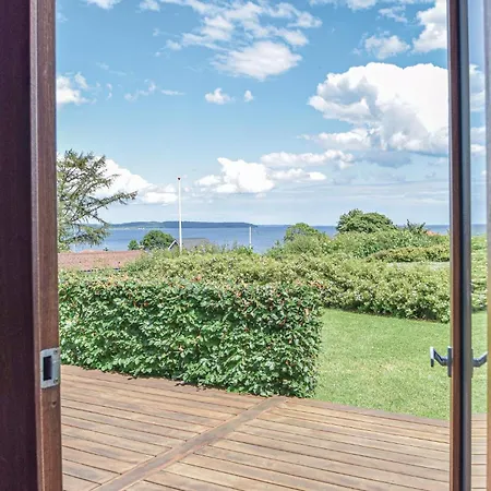 Сasa de vacaciones Casa De 4 Habitaciones Frente A La Playa En Børkop